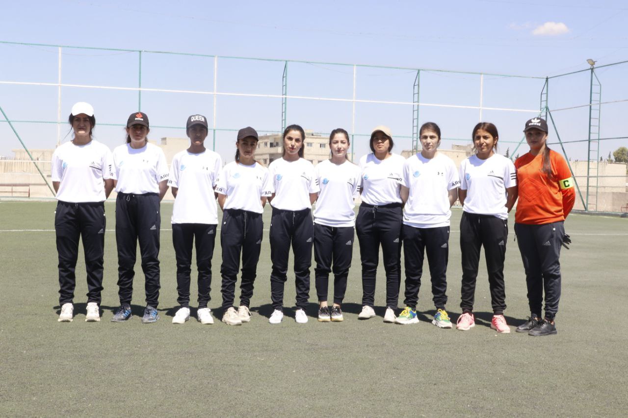 فريق جامعة كوباني لكرة القدم للنساء يدعم واقع المرأة الرياضي