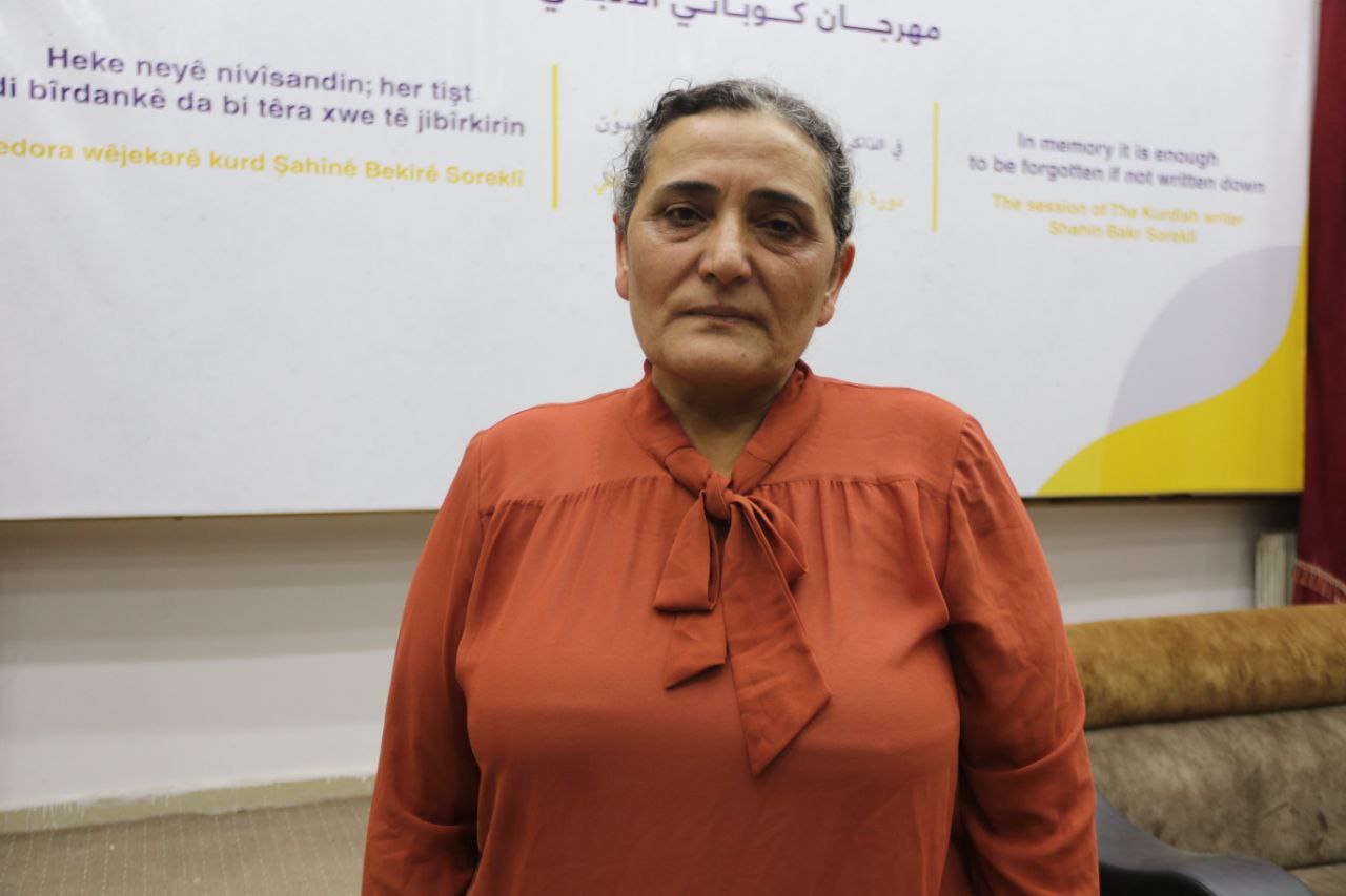 توقيع كتاب من مذكرات لالشين عبدالله خلال مهرجان كوباني الأدبي