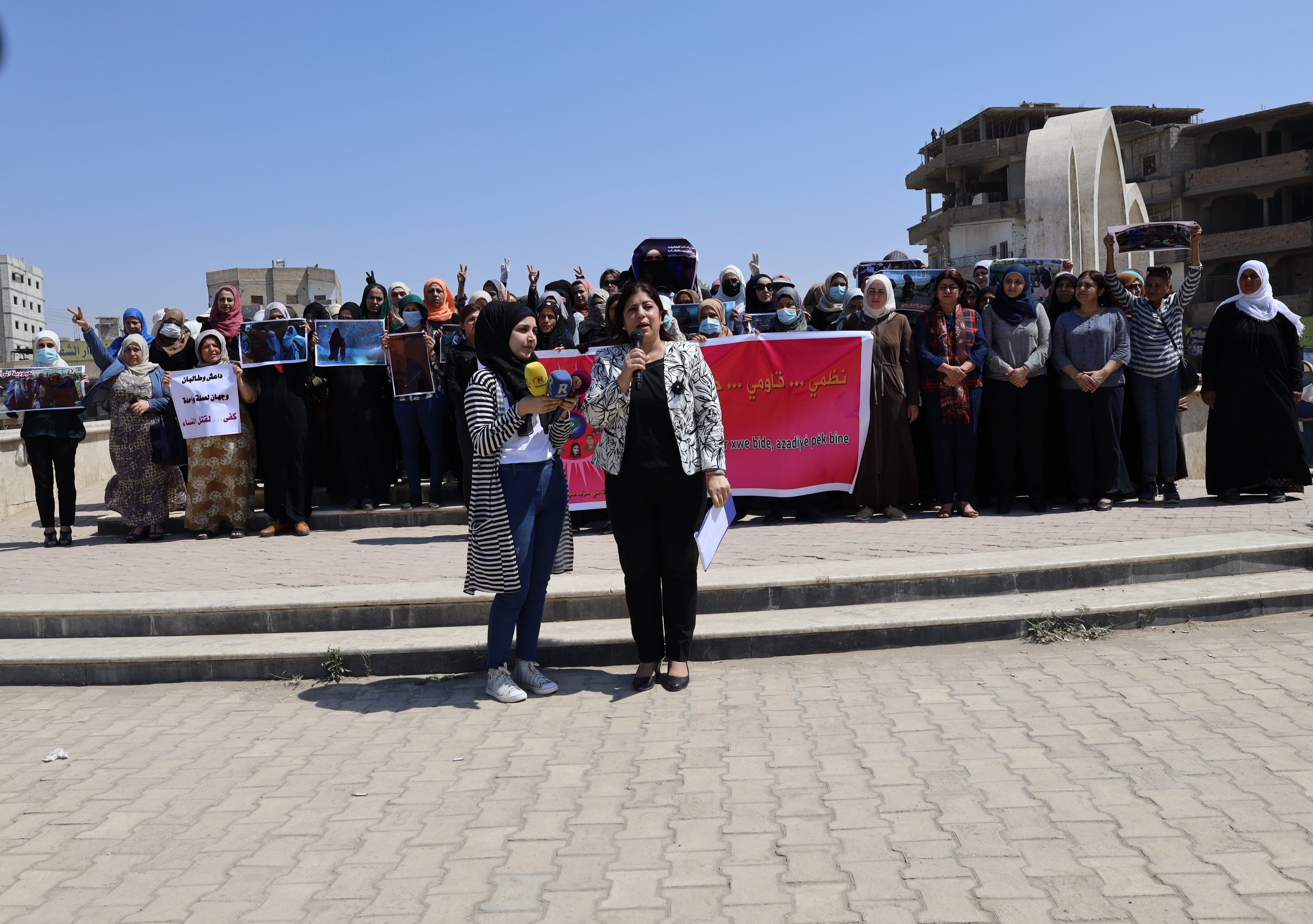 نساء مدينة الرقة تقف وقفة احتجاجية تضامناً مع نساء أفغانستان