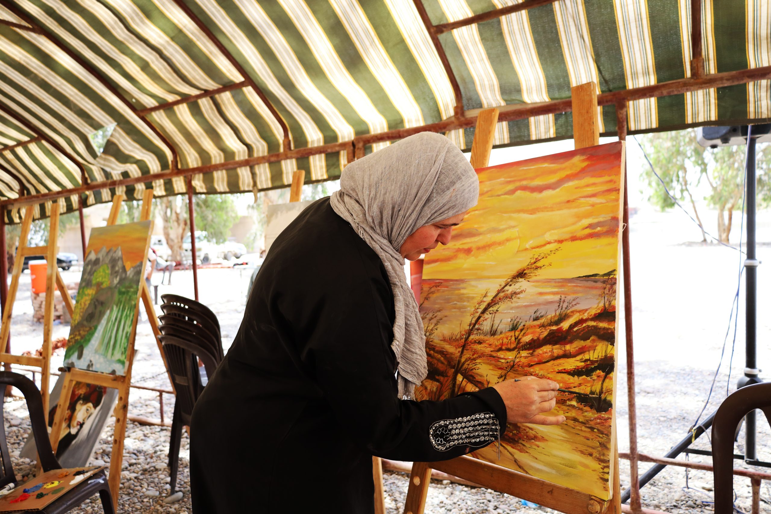 عائلة في الرقة تنفرد بنسيج فني استثنائي