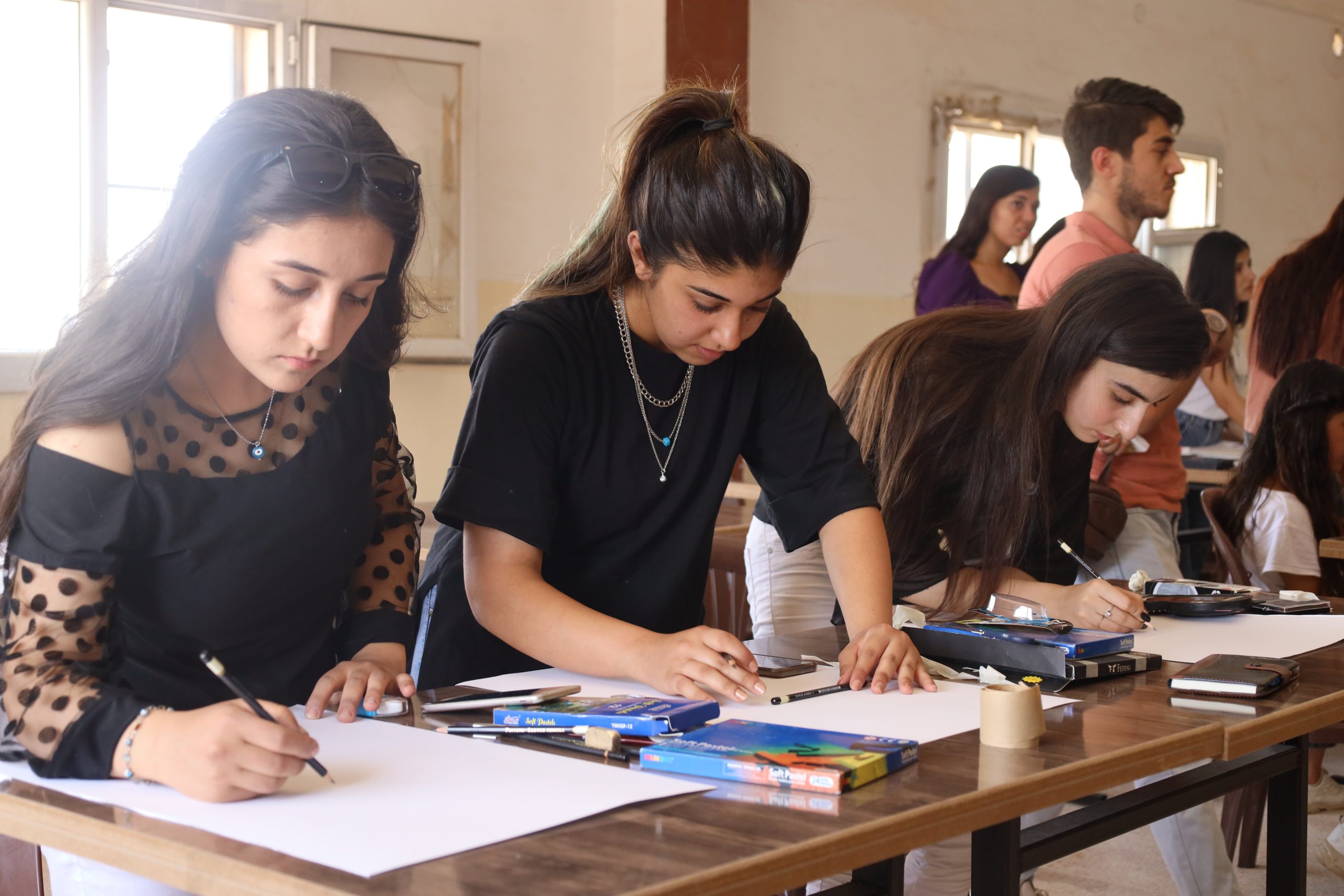 “بأيادي المرأة الشابة نصنع الحاضر والمستقبل”