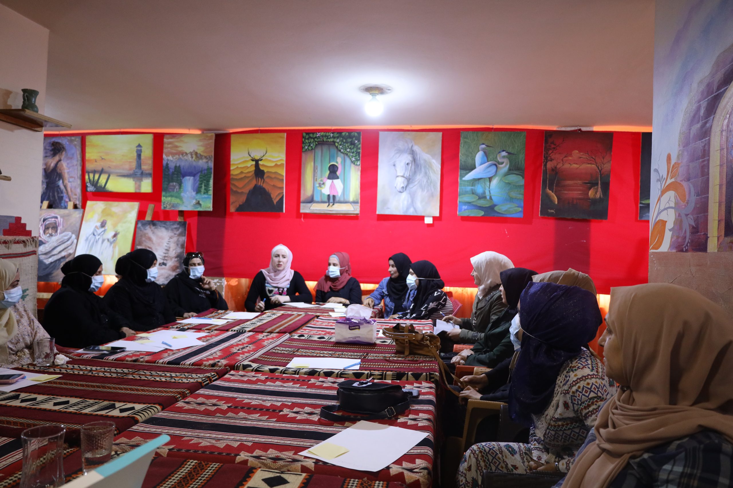 مجلس المرأة السورية في الرقة يشرح أساسيات فن الأناقة الفكرية والجسدية