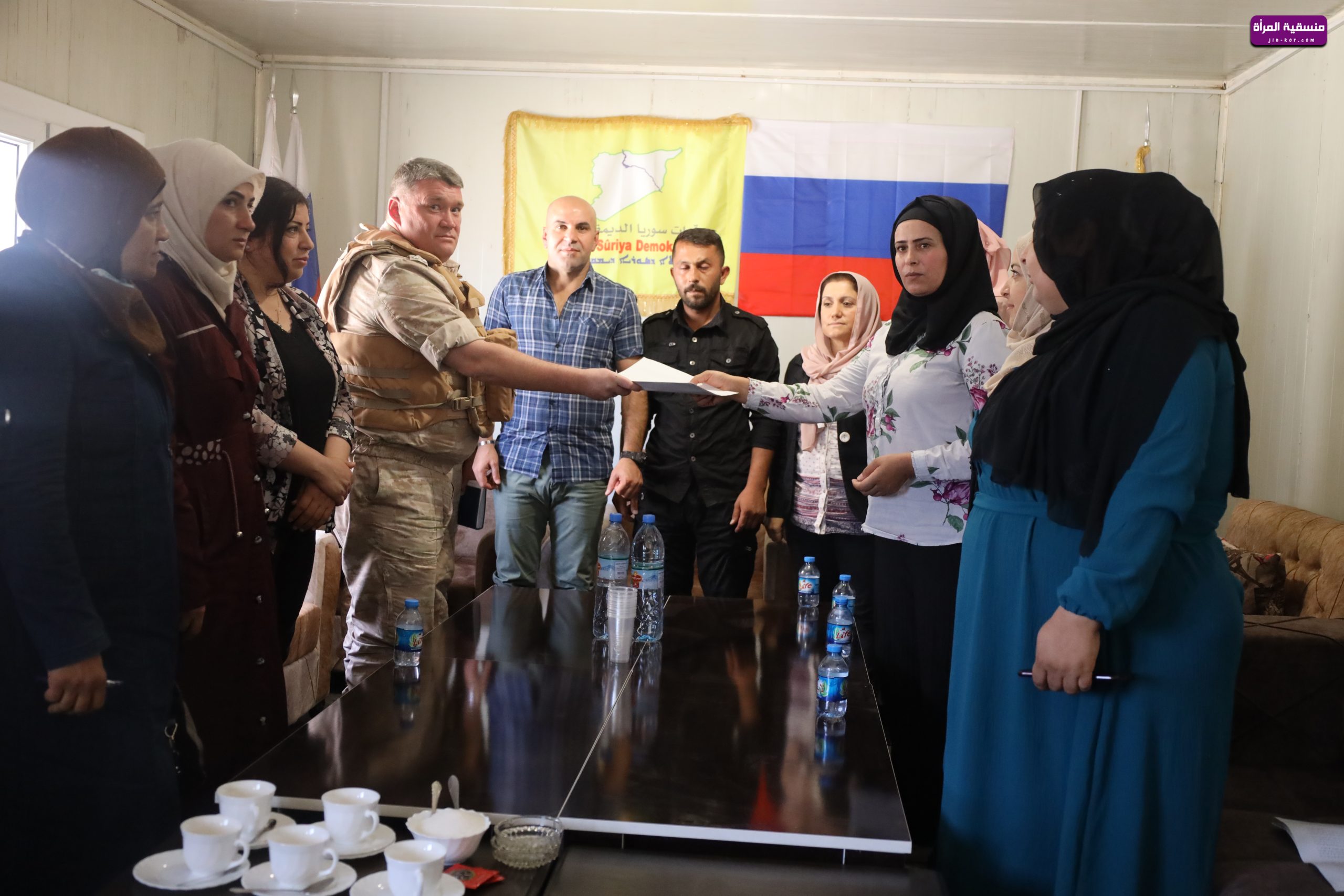 وفد من منسقية المرأة في الإدارة الذاتية الديمقراطية يشارك بوقفة احتجاجية لتجمع نساء زنوبيا للتنديد بالهجمات التركية ضد النساء