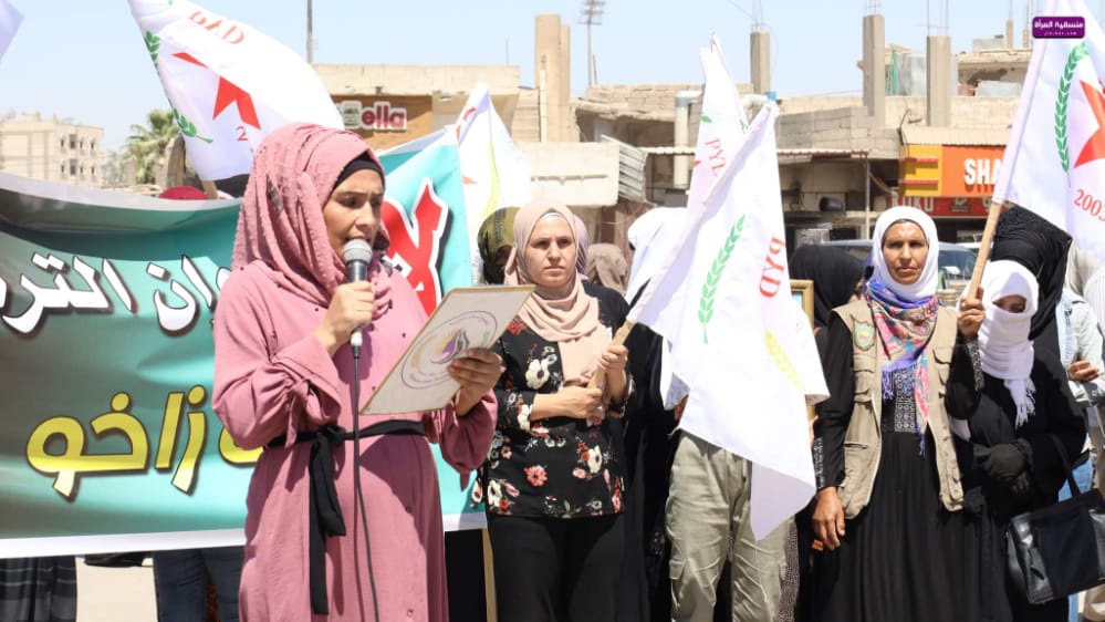 مسيرة احتجاجية في مدينة الرقة تنديداً بهجمات الاحتلال التركي على المنطقة واستهداف النساء