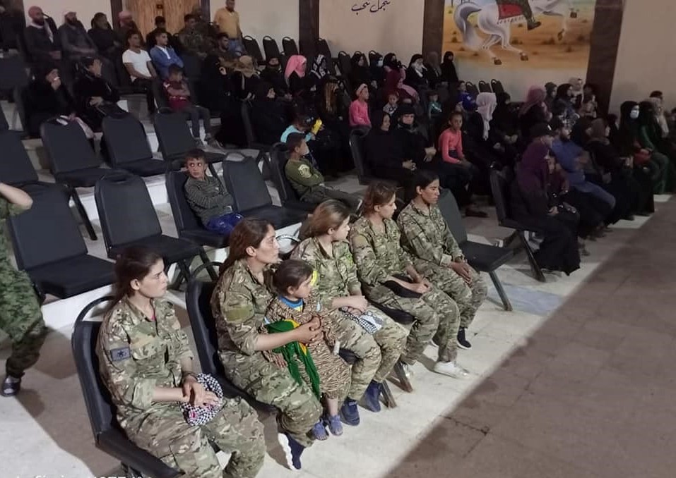 تجمع نساء زنوبيا في دير الزور يستذكر شهيدات وشهداء الحرية