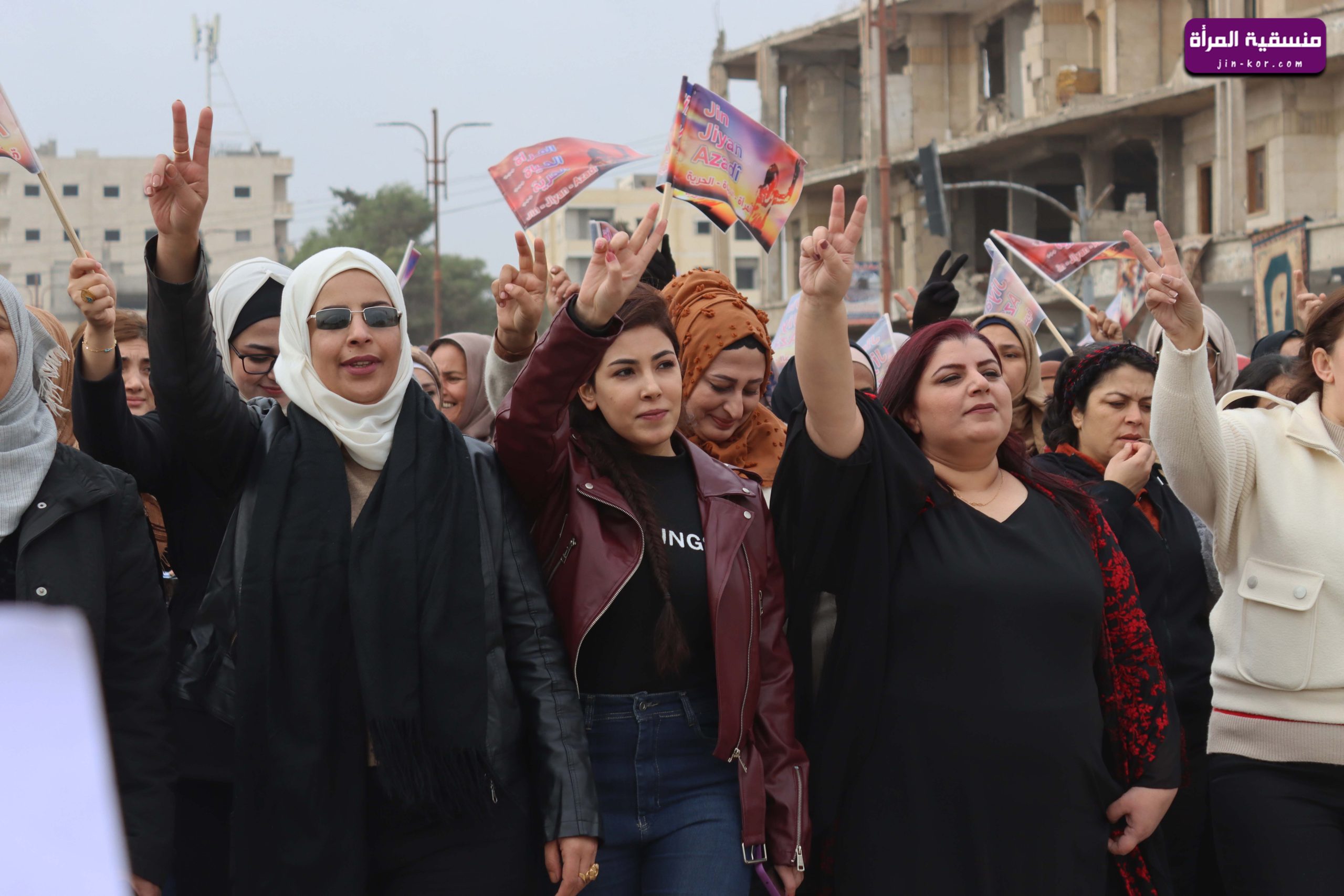 منسقية المرأة في الإدارة الذاتية تُشارك بمسيرة جماهيرية لمناهضة العنف ضد المرأة