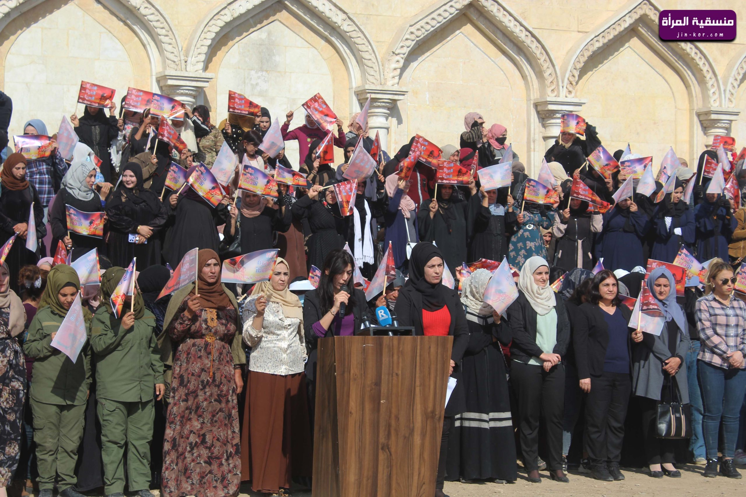 Tevger û rêxistinên femînîst bi boneya Roja Têkoşîna li Dijî Tundiya li Ser Jinê ya Navneteweyî dest bi hemleya xwe kirin.
