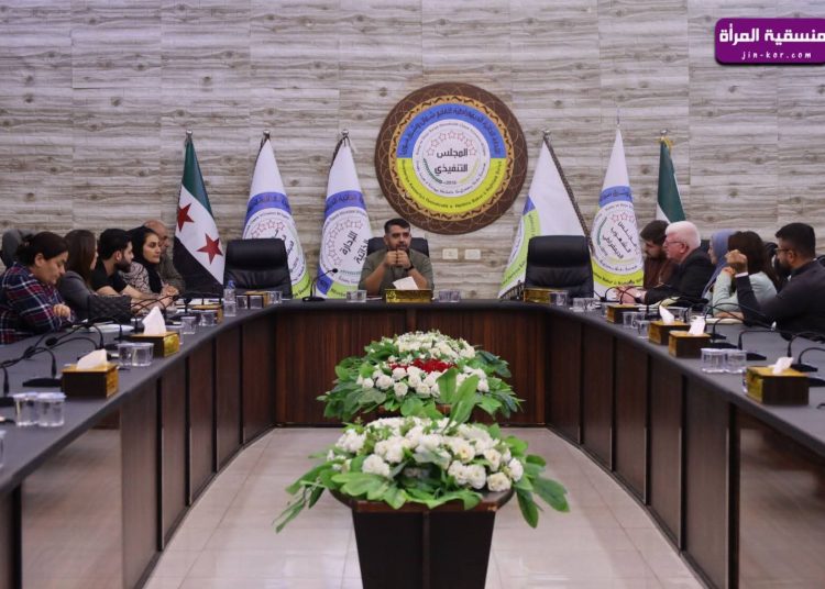 مكتب التأهيل والتدريب في الإدارة الذاتية يناقش التحديات الإدارية وتطوير آليات العمل