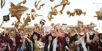 جامعة روج آفا تحتفل بتخريج الدفعة الخامسة من طلابها في قامشلو