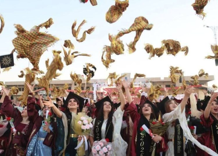 جامعة روج آفا تحتفل بتخريج الدفعة الخامسة من طلابها في قامشلو