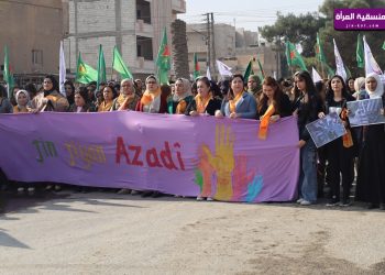 آلاف النساء في الرقة يطالبن بالعدالة والمساواة في يوم مناهضة العنف ضد المرأة