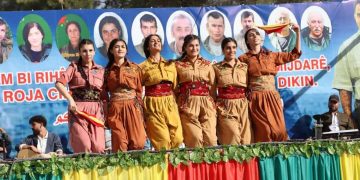 أهالي مقاطعة الفرات يحيون اليوم العالمي للتضامن مع مقاومة كوباني