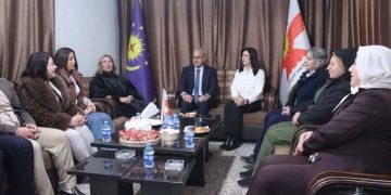 وفد من الإدارة الذاتية الديمقراطية يهنئ المسيحيين بمناسبة عيد الميلاد المجيد