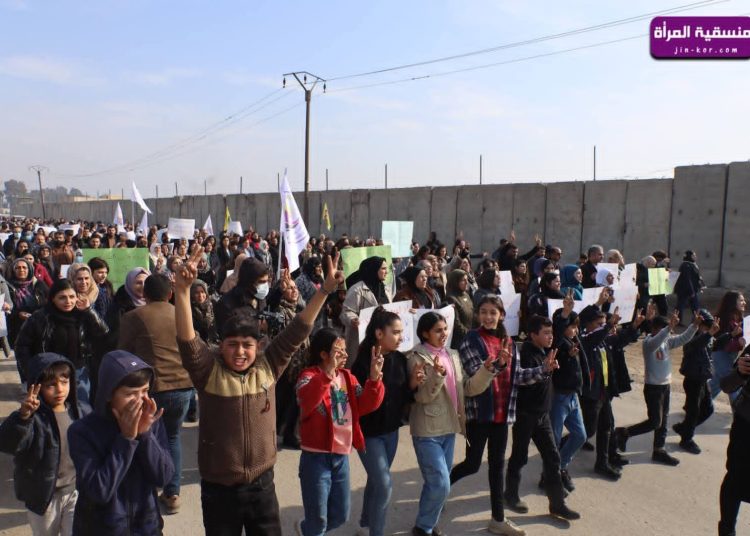 منسقية المرأة تشارك في مظاهرة حاشدة تنديداً بالاعتداءات على الأحياء المحاصرة بحلب